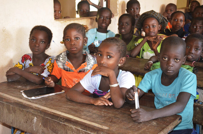 Malische Jungen und Mädchen in einer Schule, dessen Bau vom Kinderhilfswerk Eine Welt unterstützt wurde.