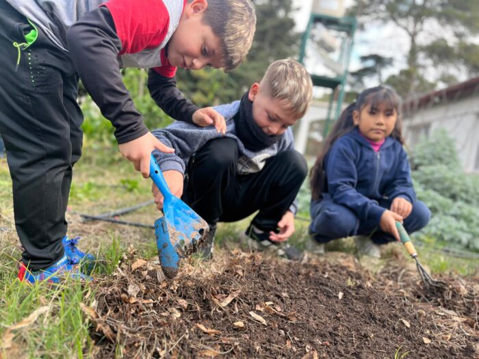 Kinder beim Umgraben der Beete