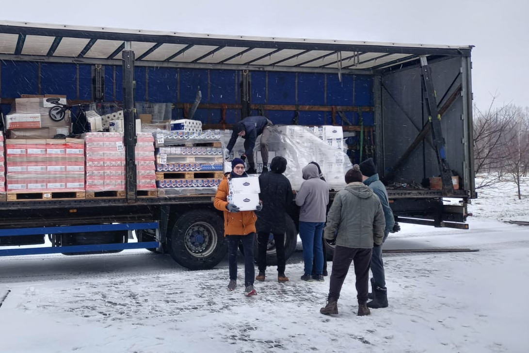 Lebensmittel und Produkte des täglichen Bedarfs werden in der Ukraine verteilt.