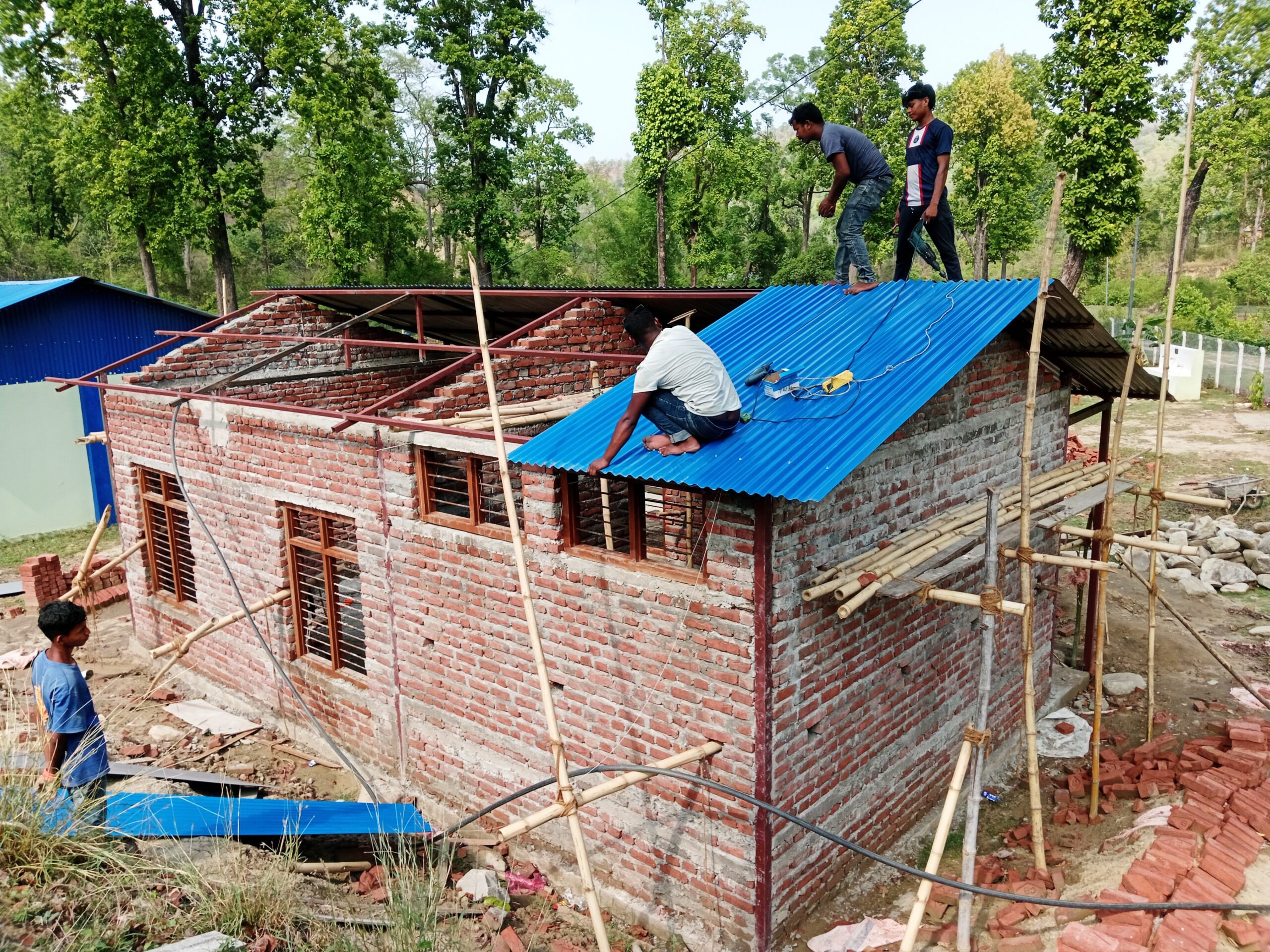 Reparatur eines Schuldachs in Mahatinikhola/Nepal 