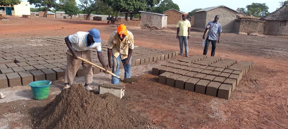 Vier Männer bauen das Fundament eines Gebäudes für das Schulbauprojekt in Bolokoro.